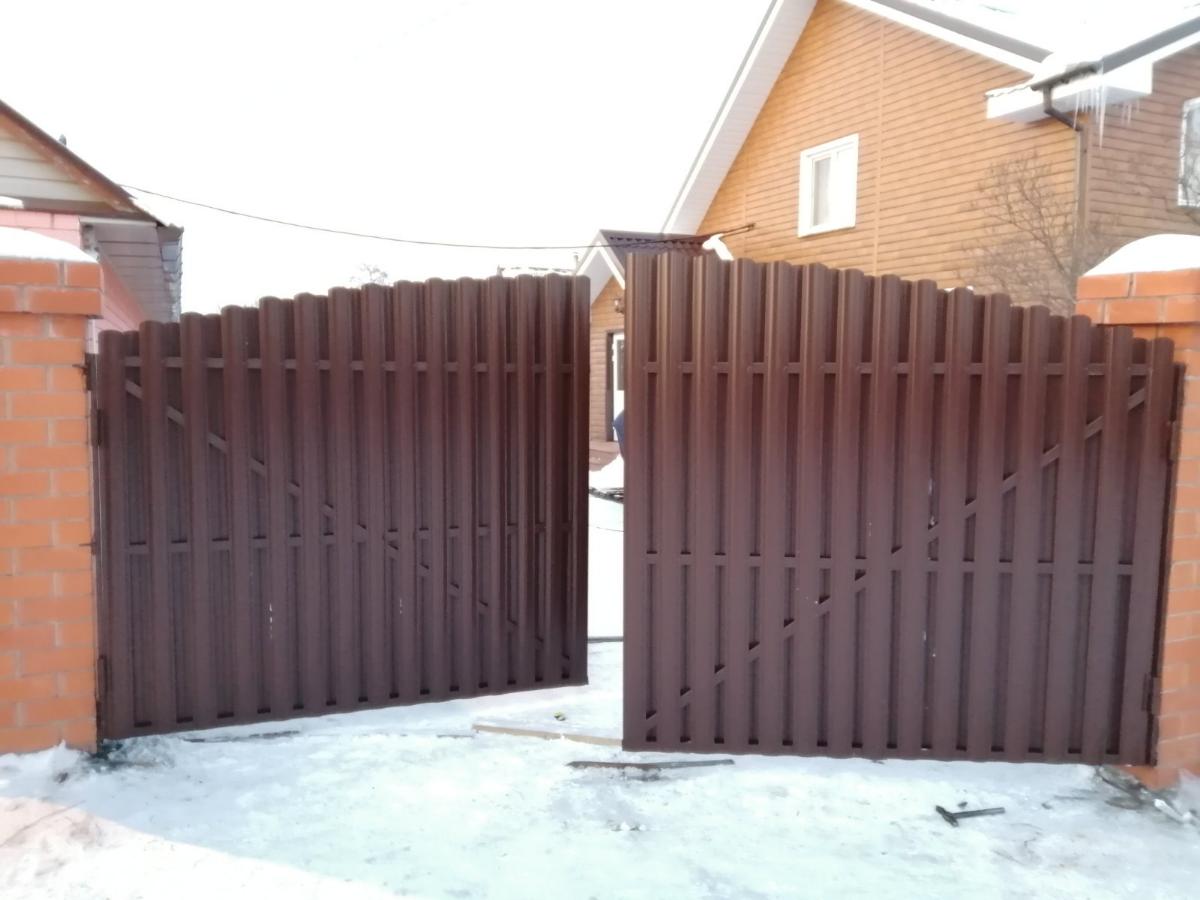 Ворота из металлического штакетника сплошного с полимерным покрытием