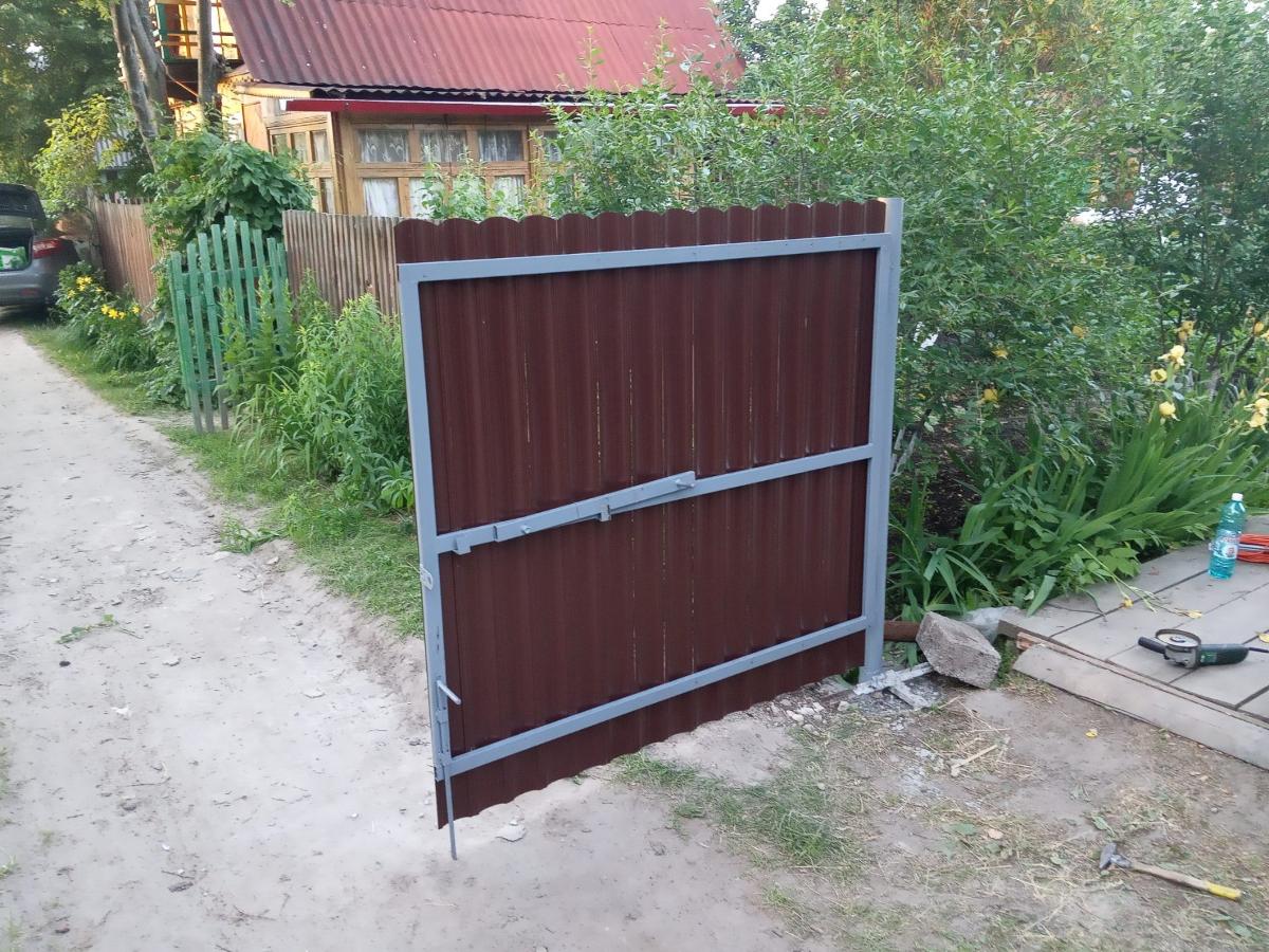 Ворота из металлического штакетника сплошного с полимерным покрытием