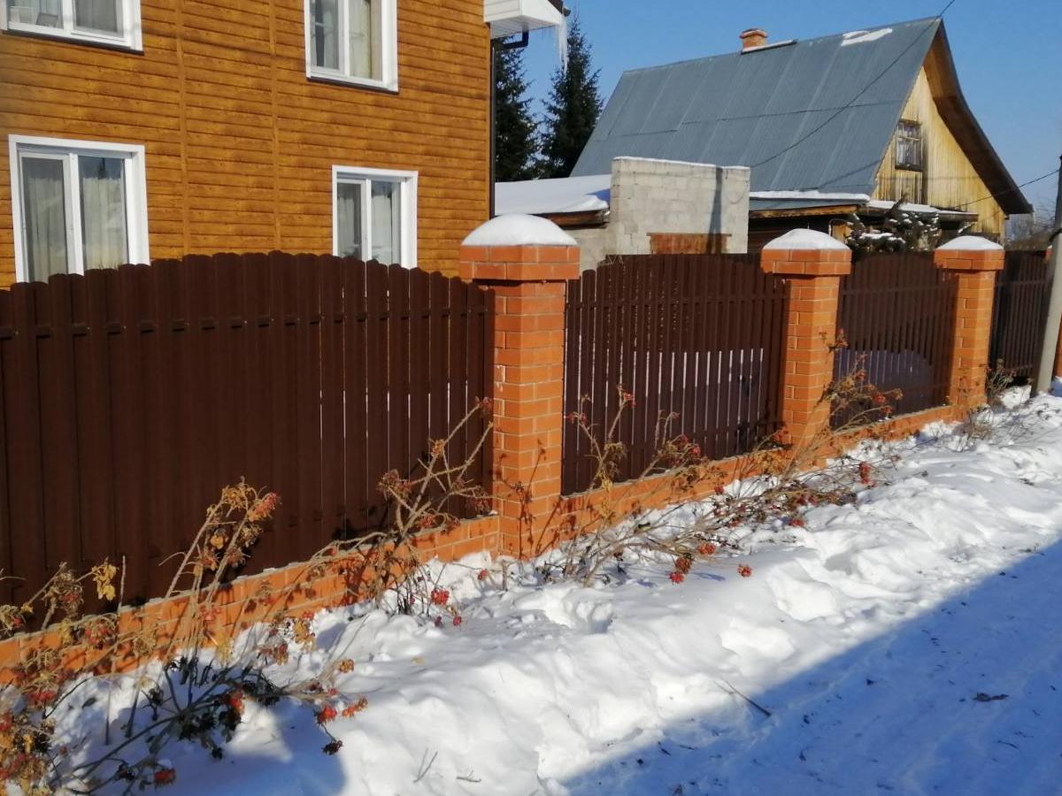 Забор из металлического штакетника с полимерным покрытием сплошной (с 2-х сторон)