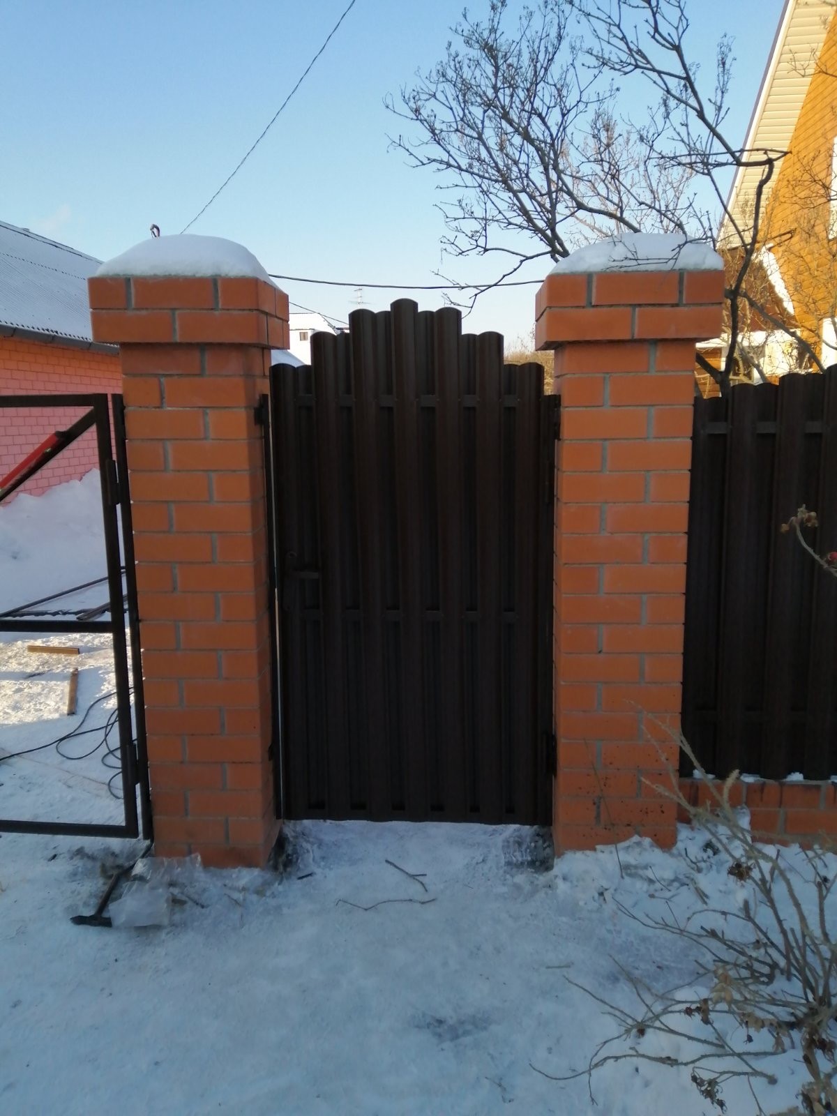Ворота из металлического штакетника сплошного с полимерным покрытием