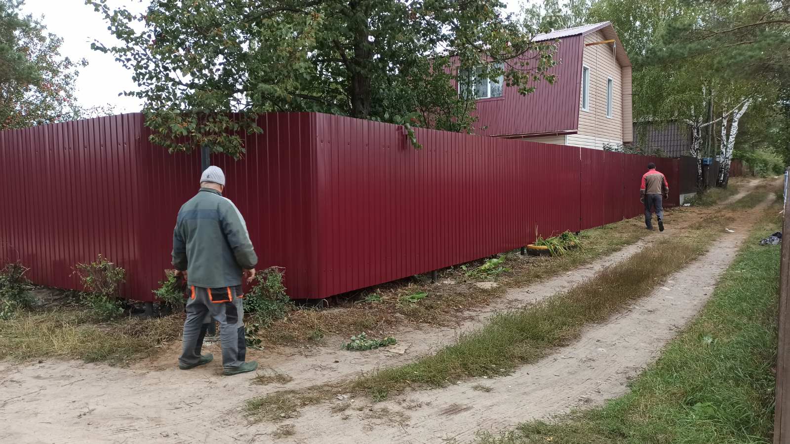 Забор из профнастила с полимерным покрытием "Вишня" 