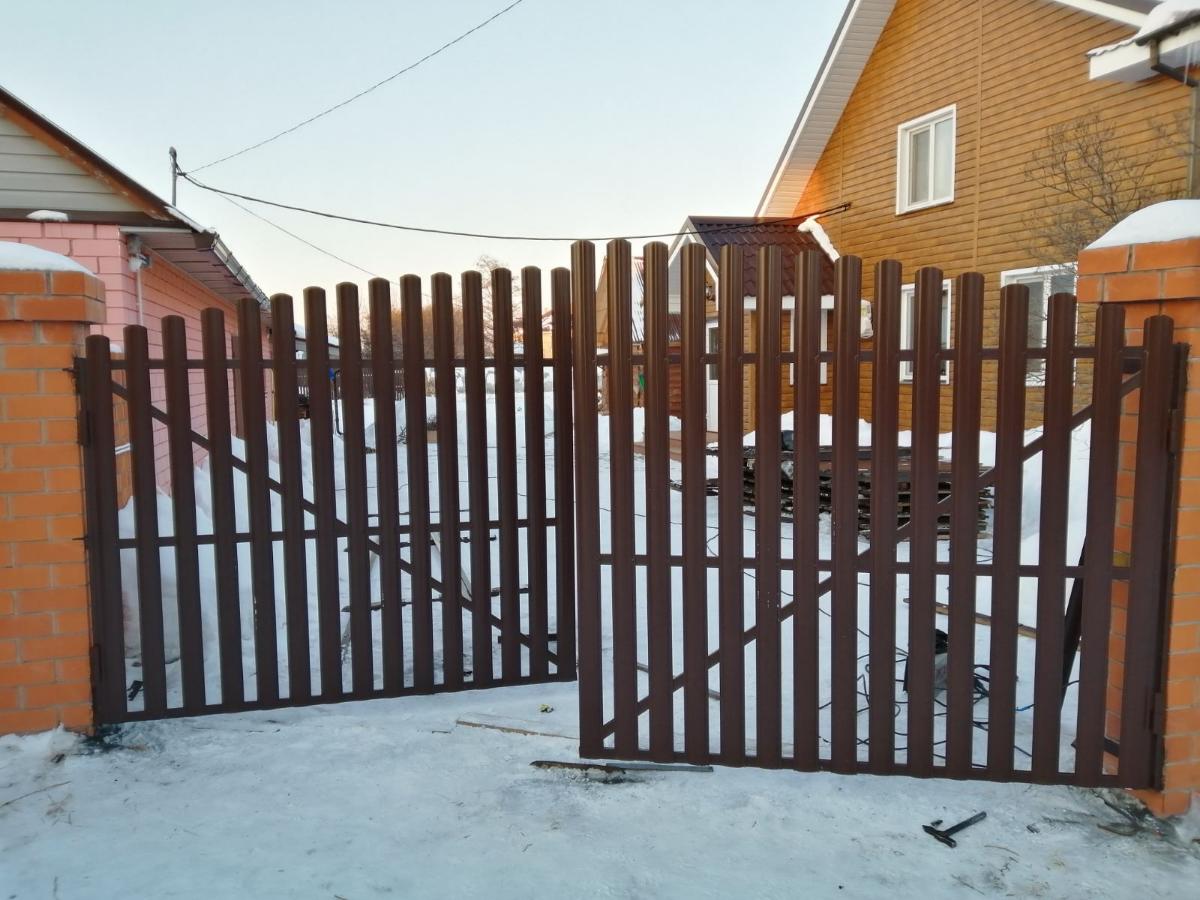 Ворота из металлического штакетника с зазором с полимерным покрытием