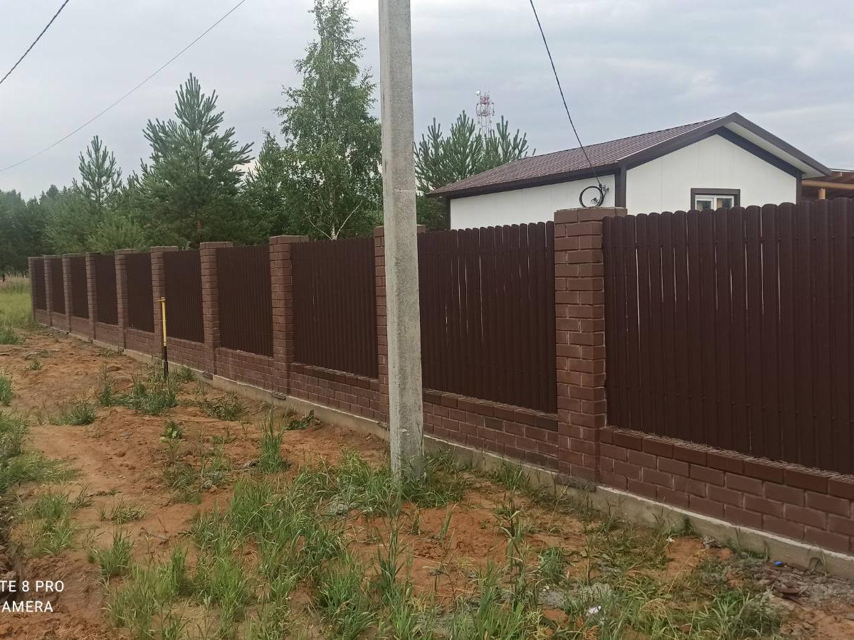 Забор из металлического штакетника с полимерным покрытием сплошной (с 2-х сторон)