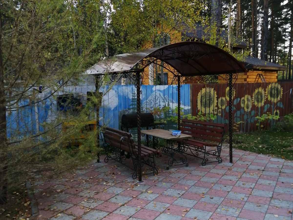 Навес над зоной отдыха на витых столбах с элементами ковки