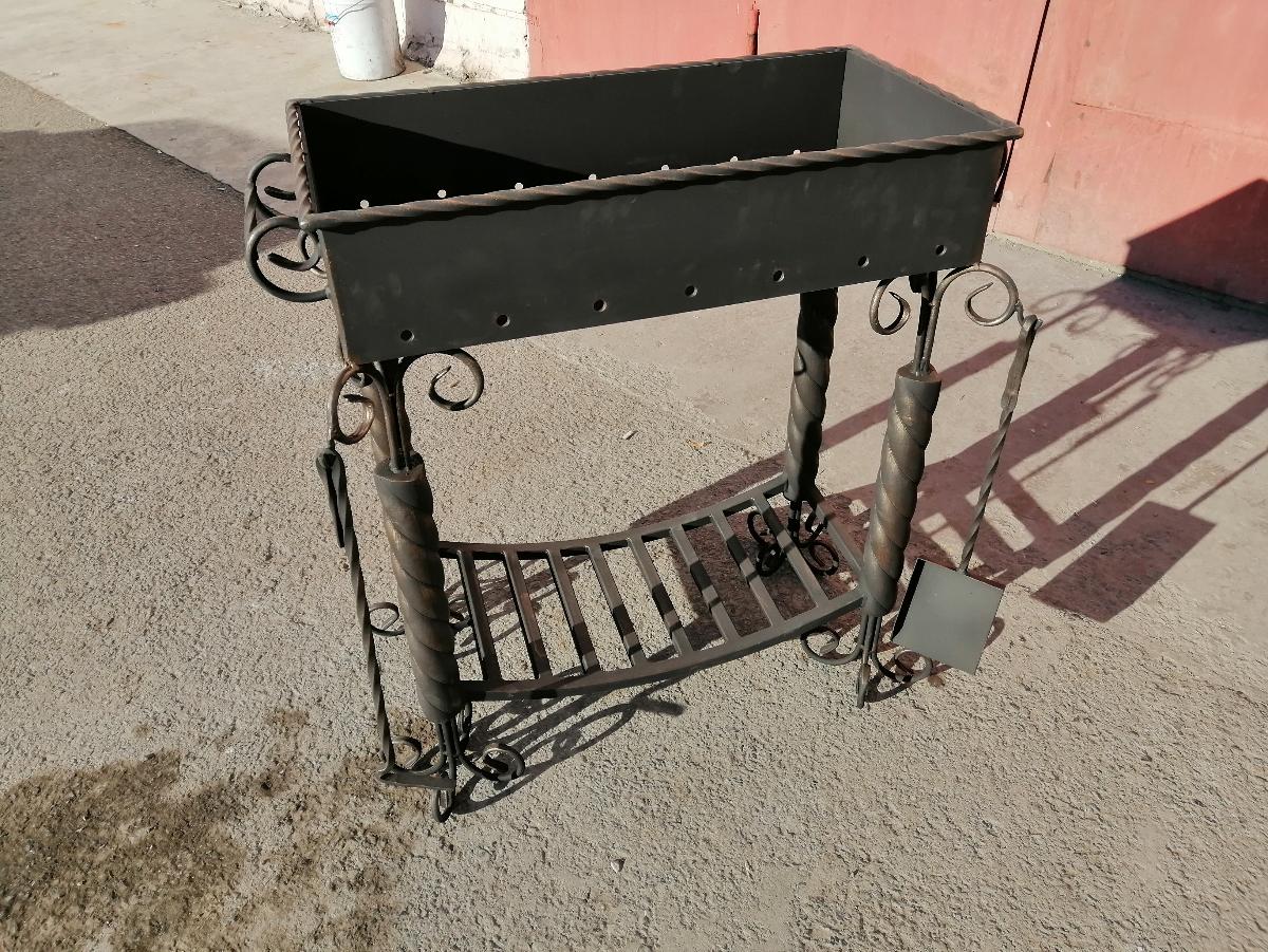 Мангал на витых ножках