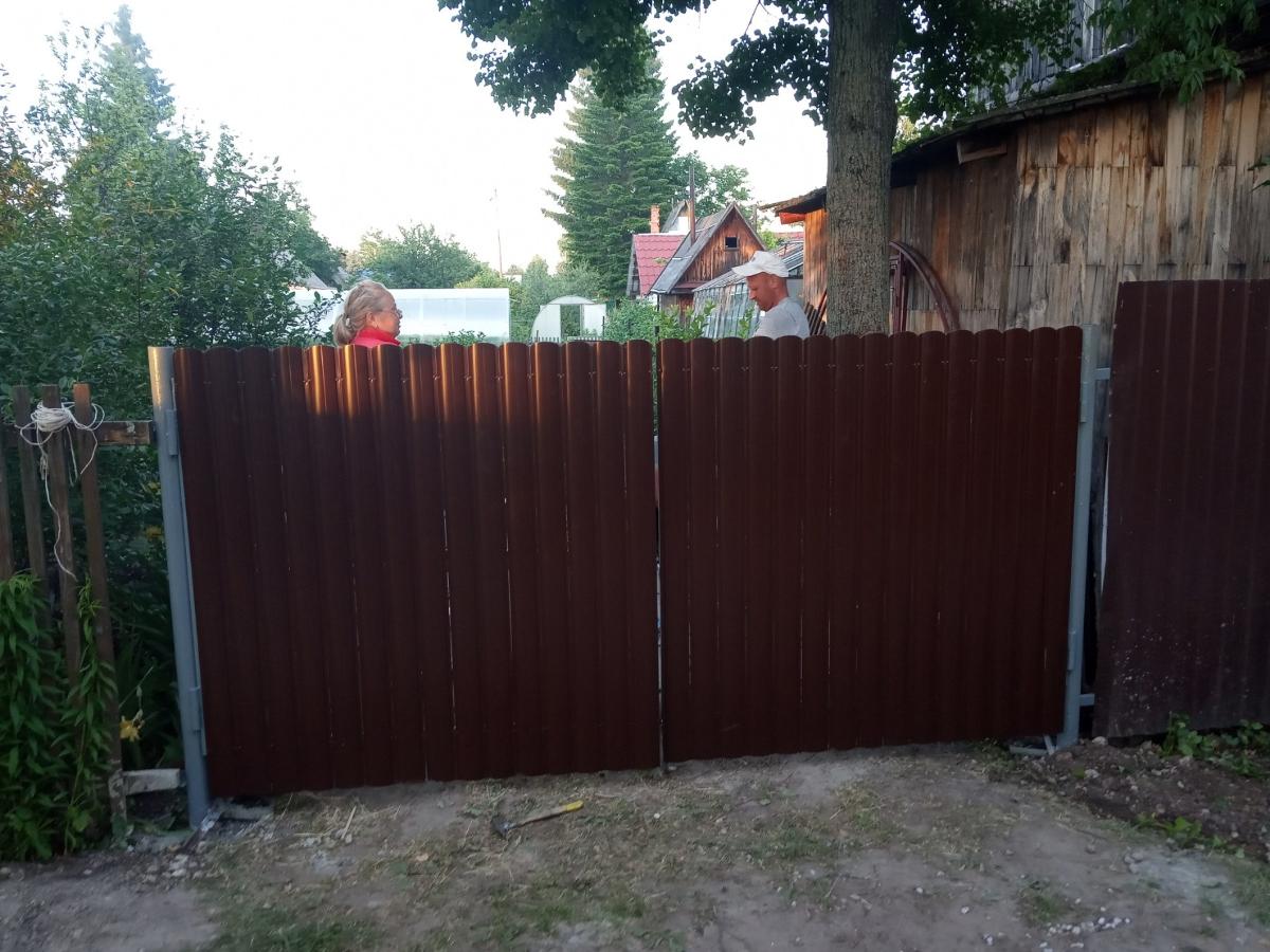 Ворота из металлического штакетника сплошного с полимерным покрытием