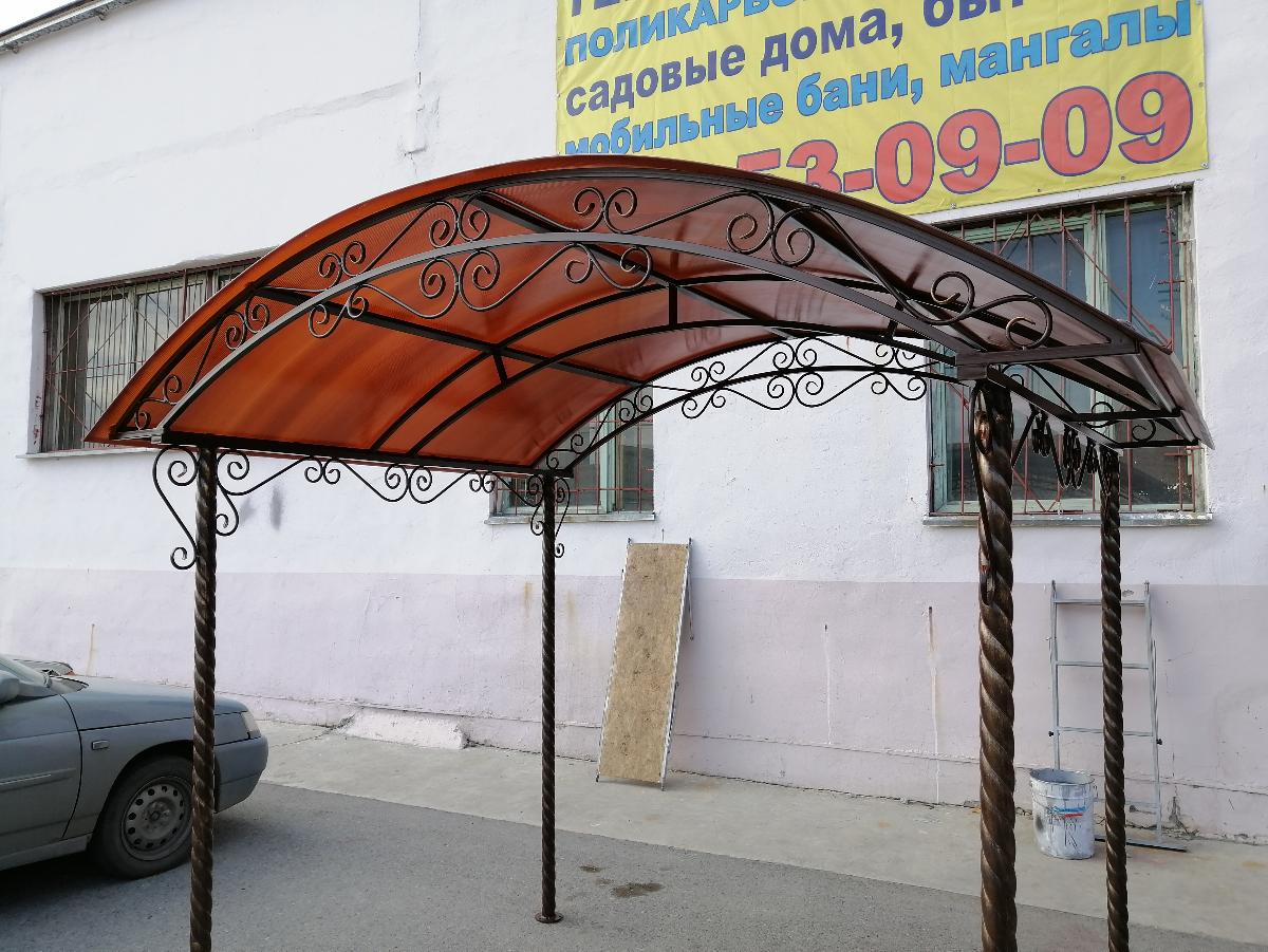 Навес над зоной отдыха на витых столбах с элементами ковки