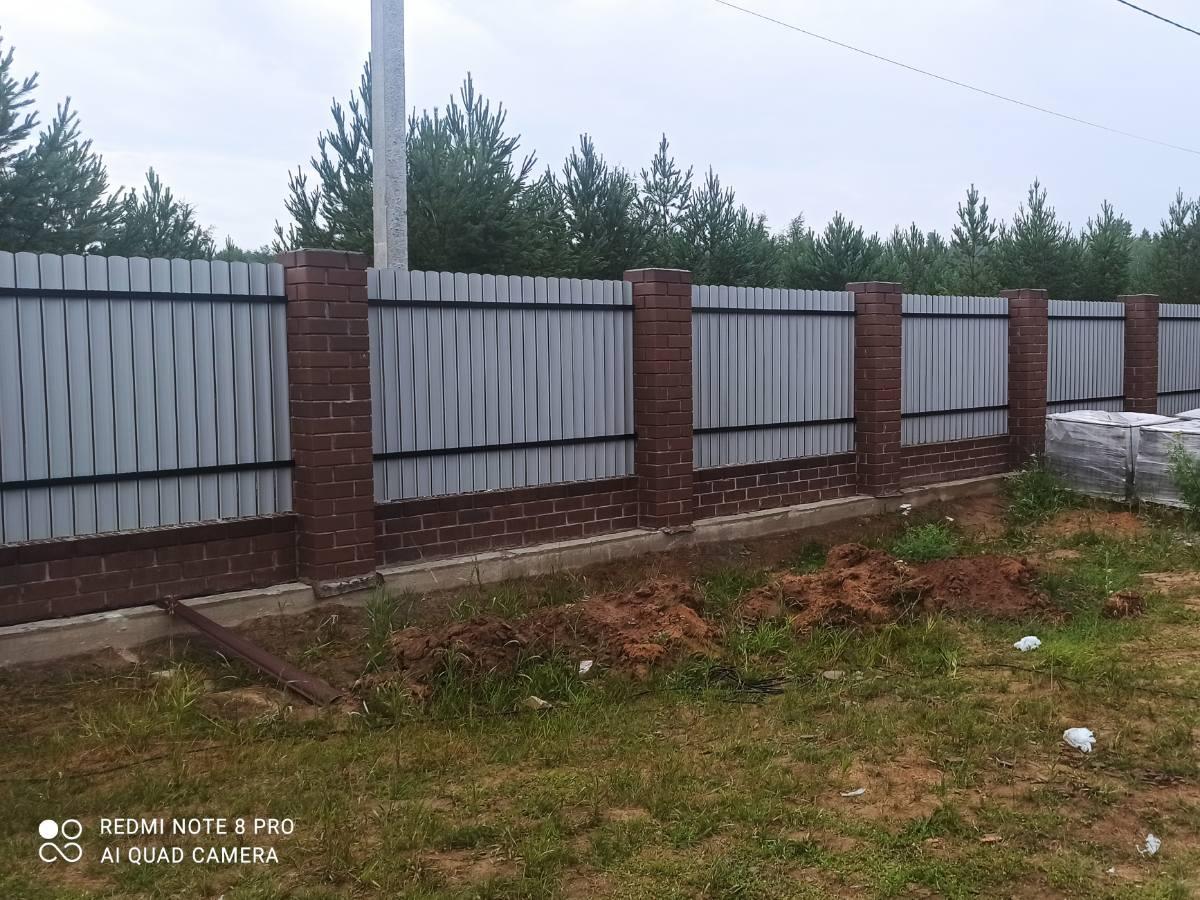 Забор из металлического штакетника с полимерным покрытием сплошной (с 2-х сторон)