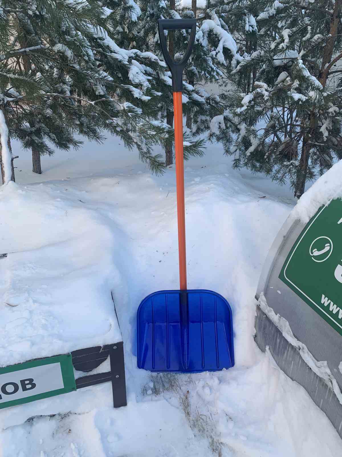 Лопата снеговая с черенком Синяя