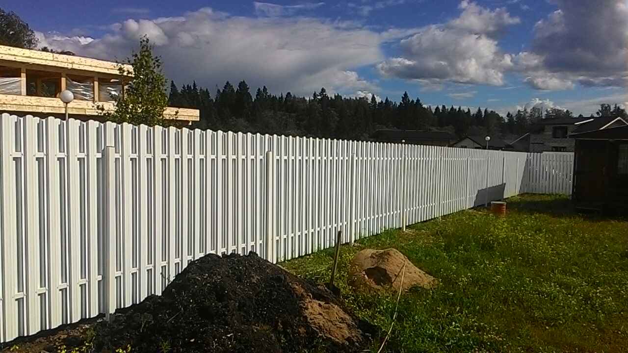 Забор из оцинкованного  штакетника сплошной (с 2-х сторон)
