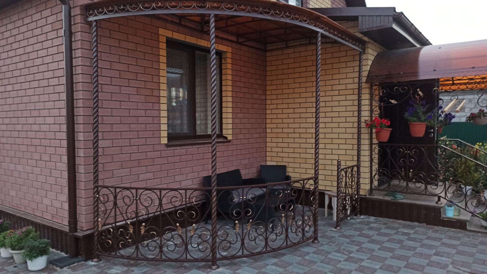 Навес над  зоной отдыха  на витых стойках