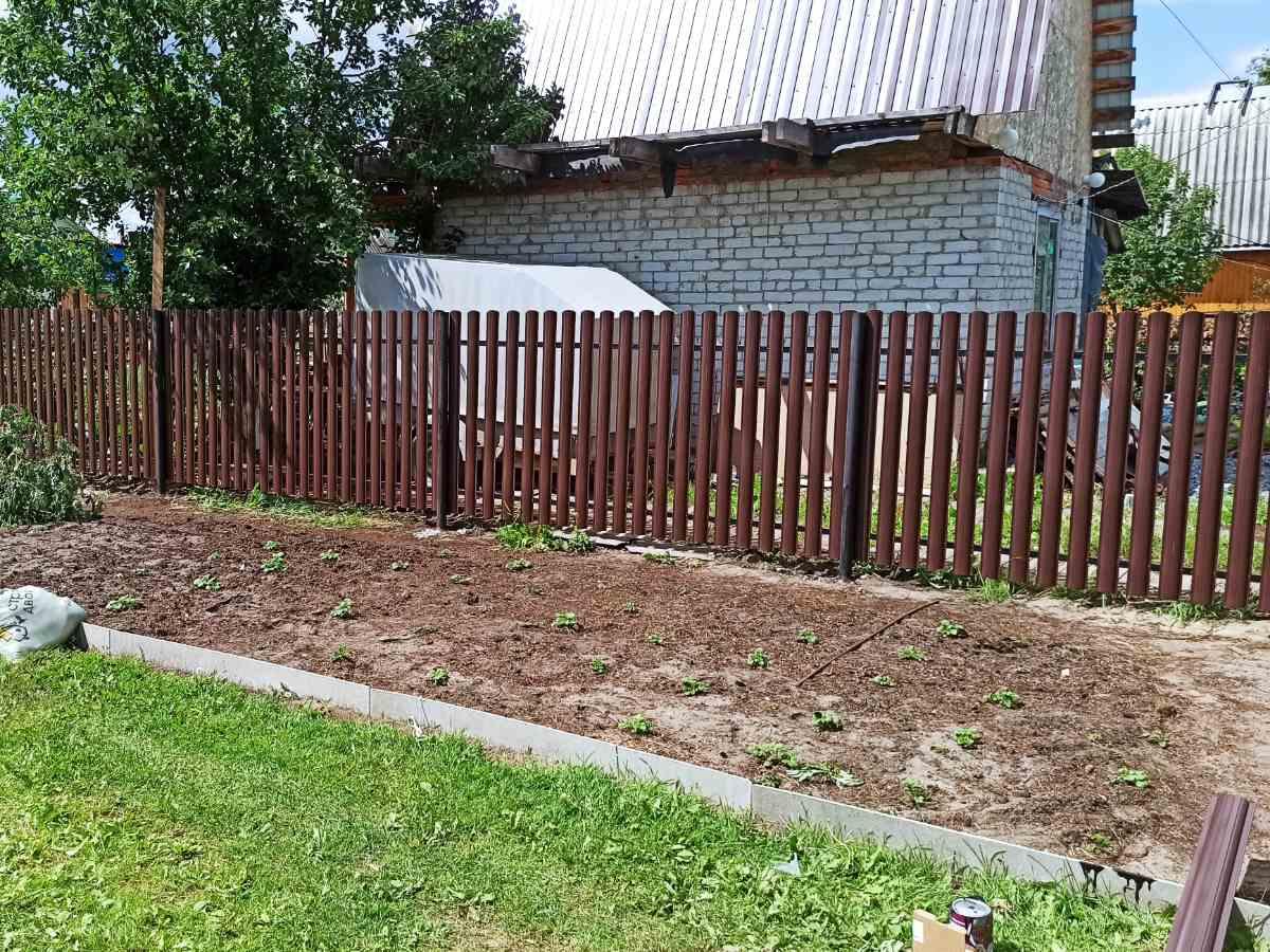 Забор из металлического  штакетника с полимерным покрытием с зазором