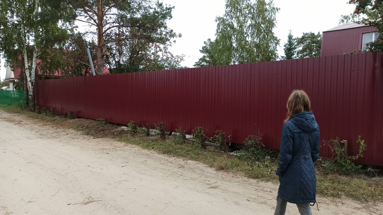Забор из профнастила с полимерным покрытием "Вишня" 